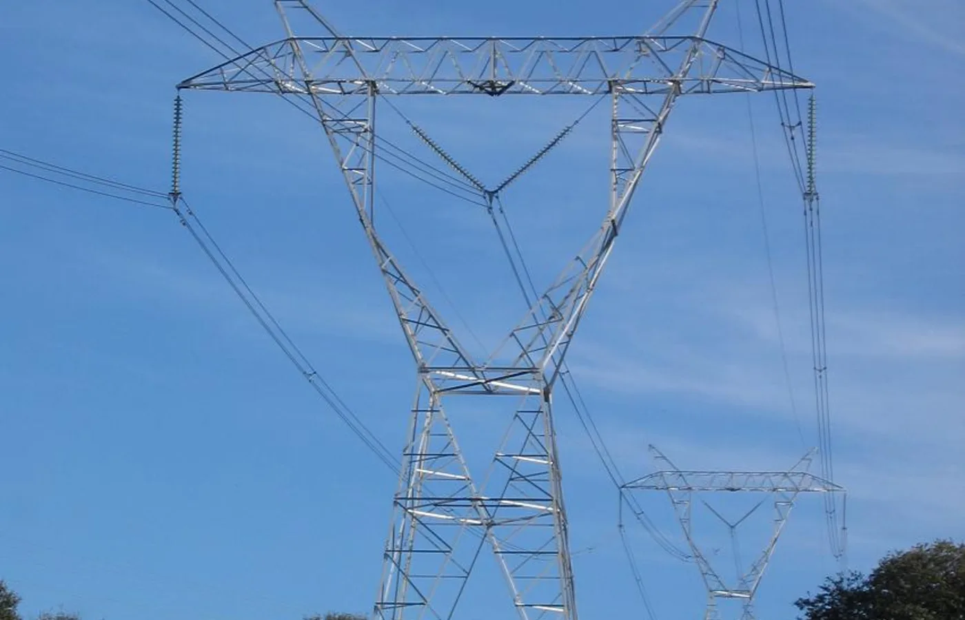 Torre de alta tension de la red electrica cerca de Madrid